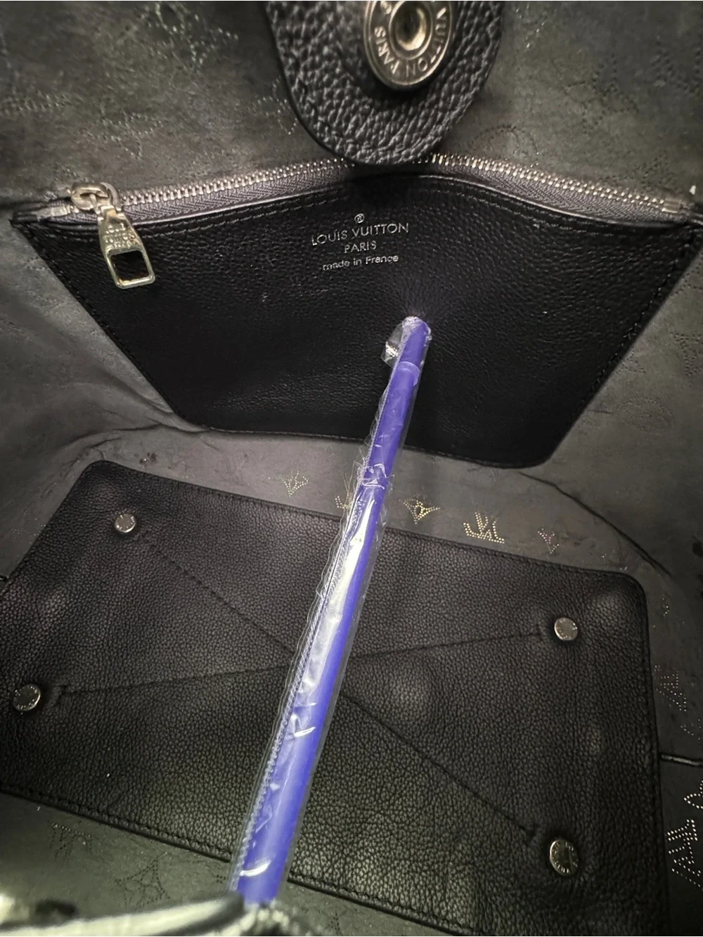 Louis Vuitton Carmel hobo in black mahina leather